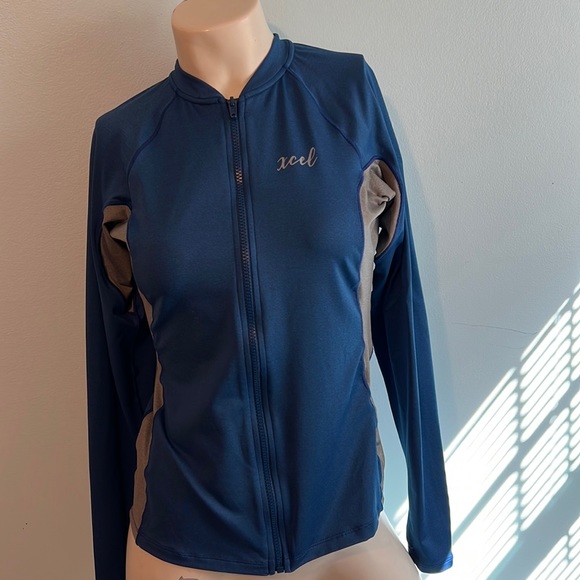 Xcel jacket is like sunscreen in your bag, save your skin! UVA/UVB-98% block - Picture 1 of 9